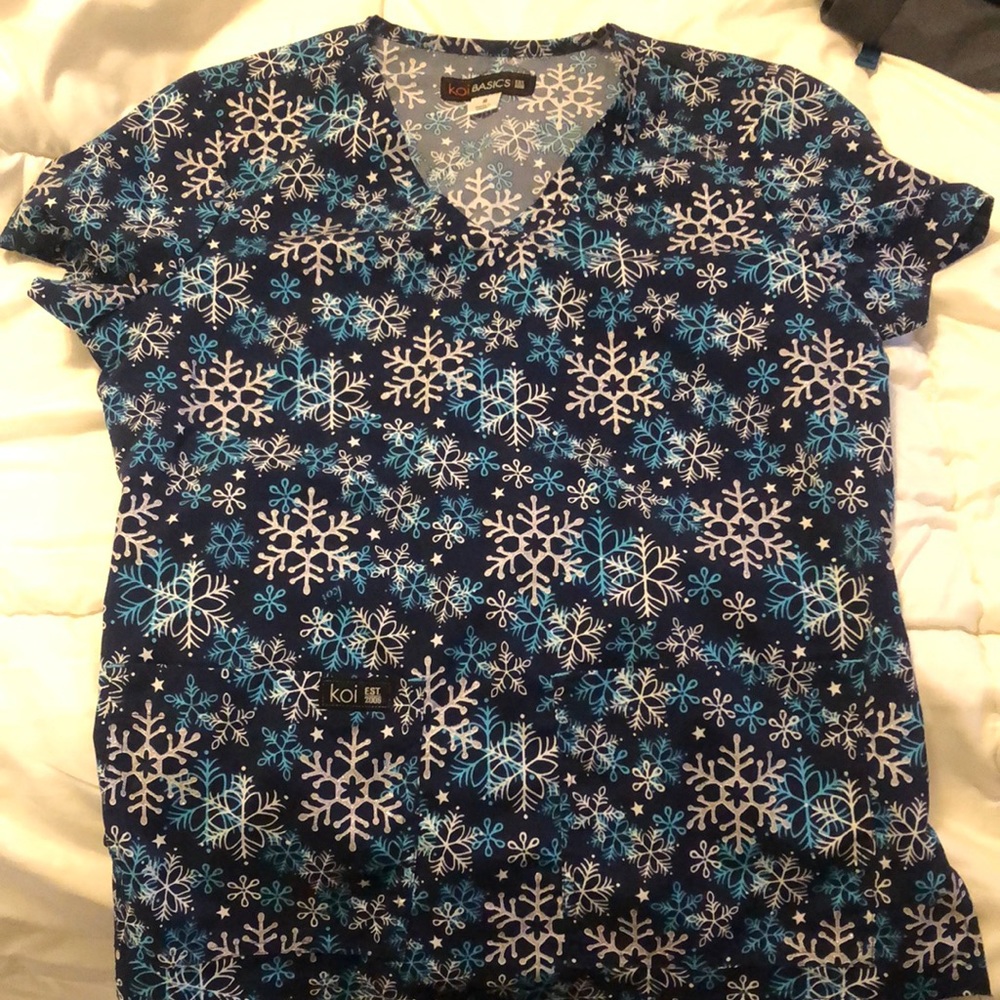 Koi Basics: Snowflake scrub top
